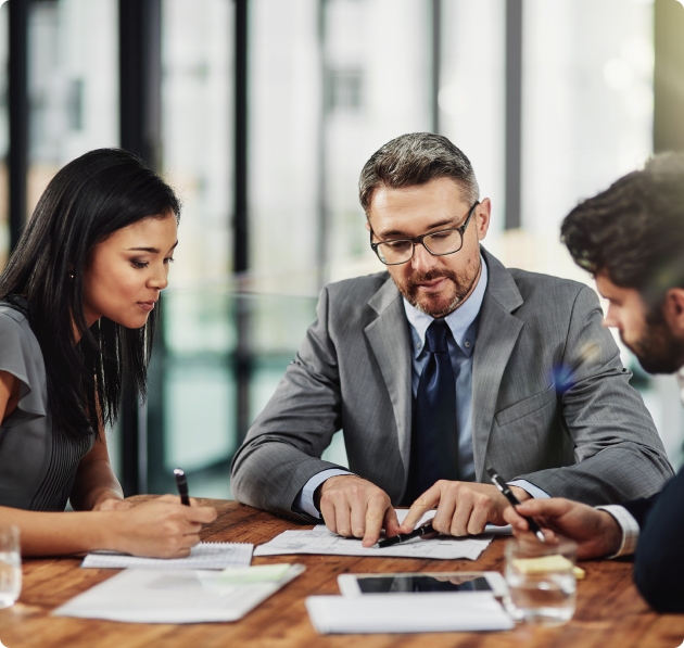 consultant-explaining-key-steps-for-an-efficient-virtual-office-setup-in-Dubai-to-his-clients