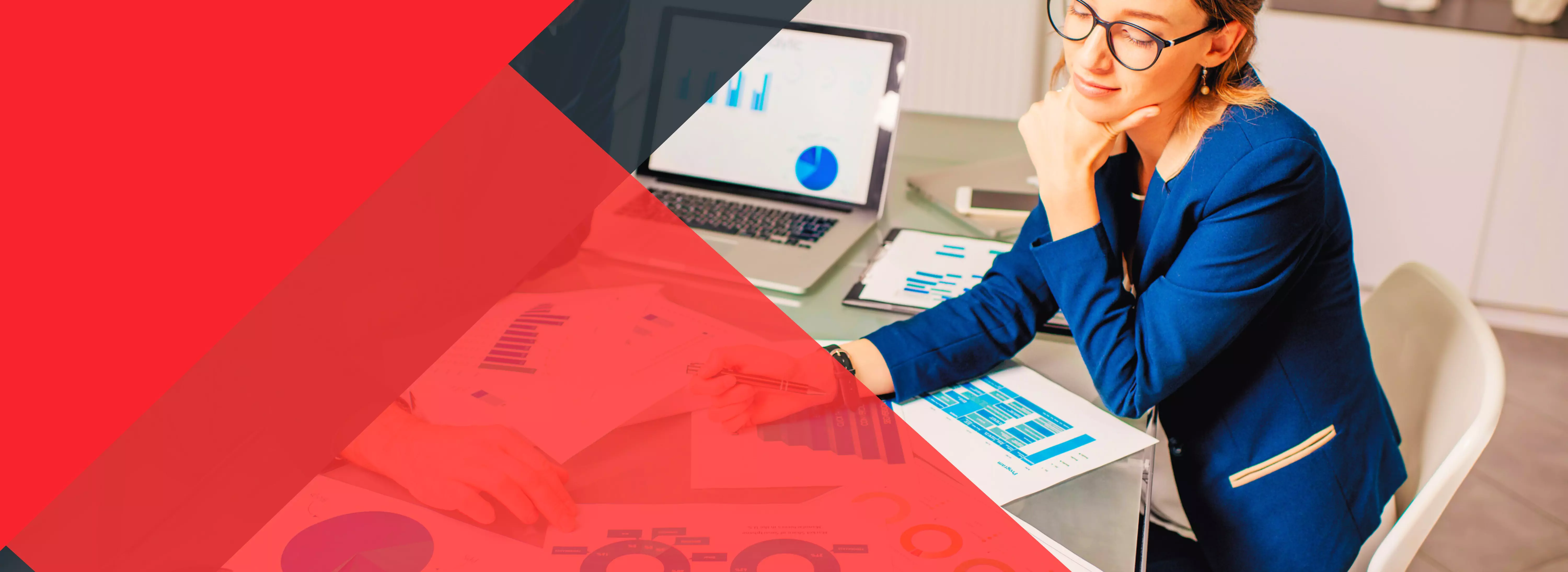 a-women-giving-marketing-consultation-to-her-clients-who-needs-marketing-insights-for business-in-dubai